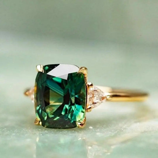 Anel Dourado com Pedra Verde